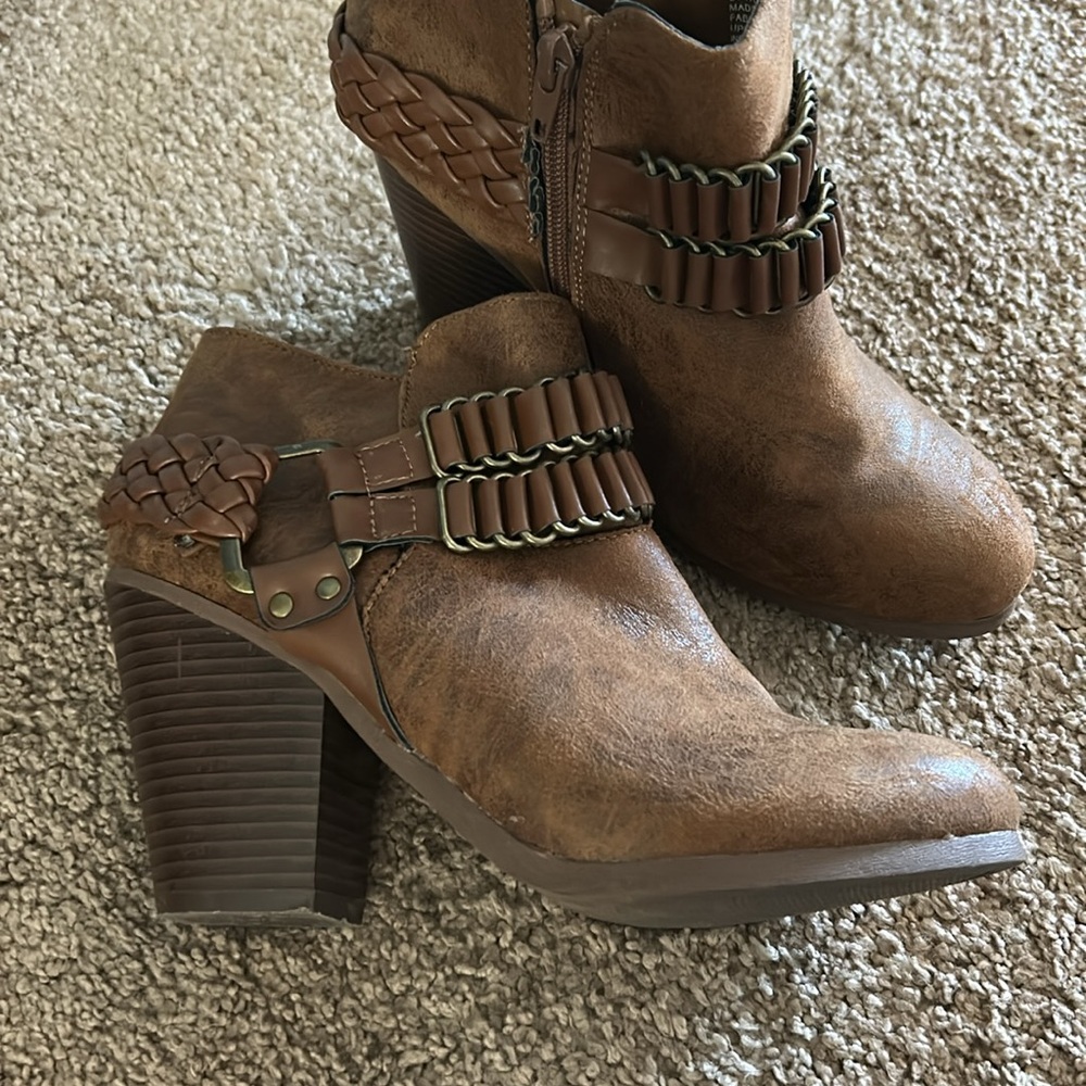 Ankle bootie - Picture 2 of 4